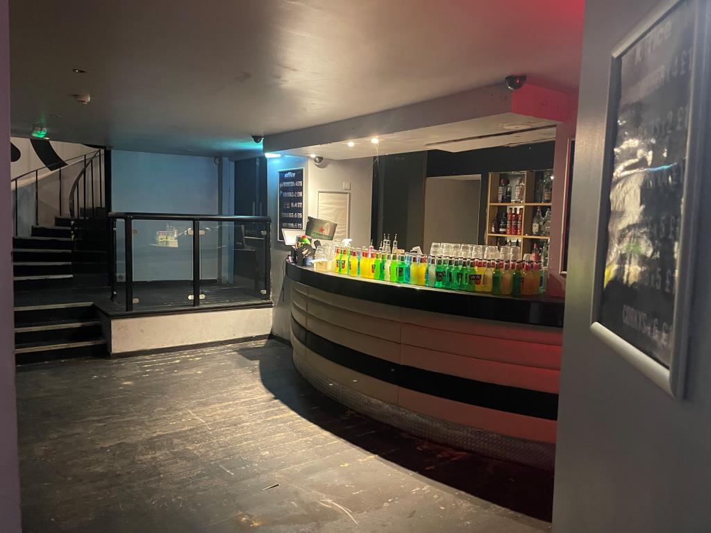 Lot: 86 - FORMER NIGHTCLUB WITH PLANNING FOR RESIDENTIAL DEVELOPMENT - Bar area at ground floor level